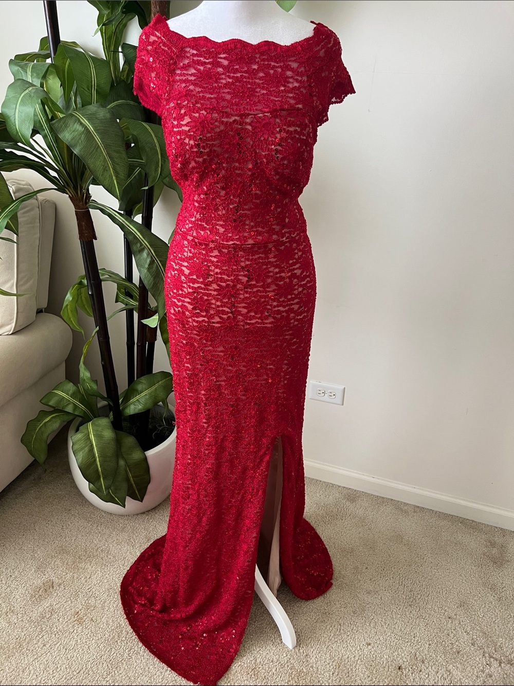 Elegant Red Lace Evening Gown with Front Slit